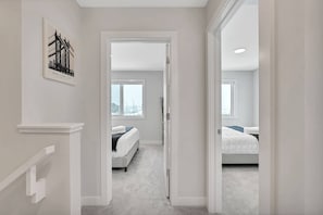 3 chambres, bureau, fer et planche à repasser, lit de bébé portatif