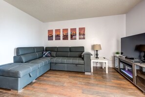 Smart TV, fireplace