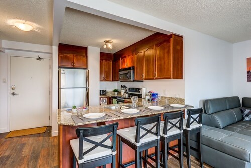 Gina - City Condo | River Views with Parking