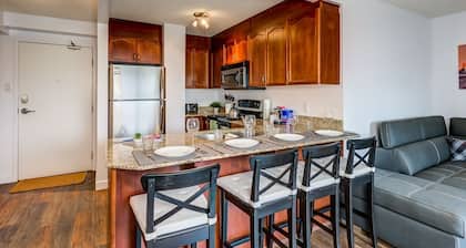 Gina - City Condo | River Views with Parking