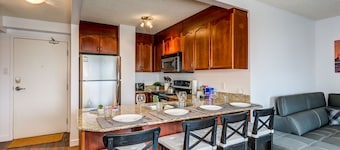 Gina - City Condo | River Views with Parking