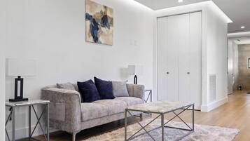 Una Smart TV, una chimenea, una oficina