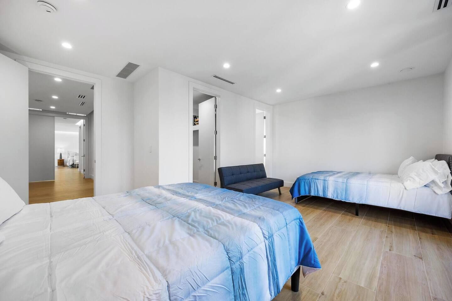 4 habitaciones, tabla de planchar con plancha y cuna de viaje 