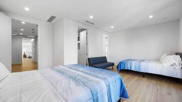 4 habitaciones, tabla de planchar con plancha y cuna de viaje