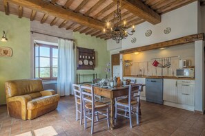 Villa, vista al lago | Área de sala de estar | Televisión de 32 pulgadas con canales por cable 