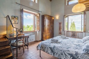 8 bedrooms, travel cot, free WiFi, bed sheets