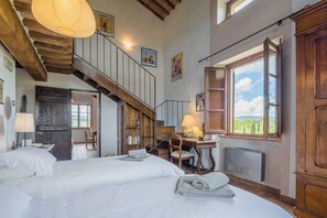 Villa, Lake View | 8 bedrooms, travel crib, free WiFi, bed sheets