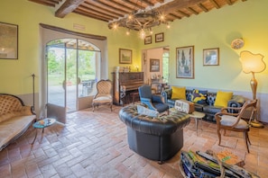 Villa, vista al lago | Área de sala de estar | Televisión de 32 pulgadas con canales por cable 