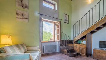 Villa, vistas al lago | Zona de estar | Televisión de 32 pulgadas con canales por cable