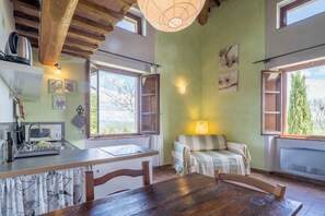 Vila, vista para o lago | Cozinha privada | Geladeira, micro-ondas, cooktop, talheres/pratos/utensílios de cozinha