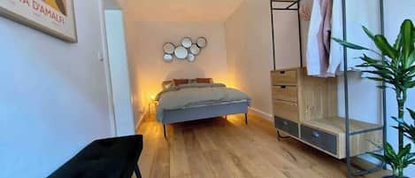 2 makuuhuonetta, työpöytä, silitysrauta/-lauta, ilmainen Wi-Fi