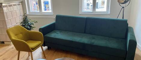 Een smart-tv en een computerscherm