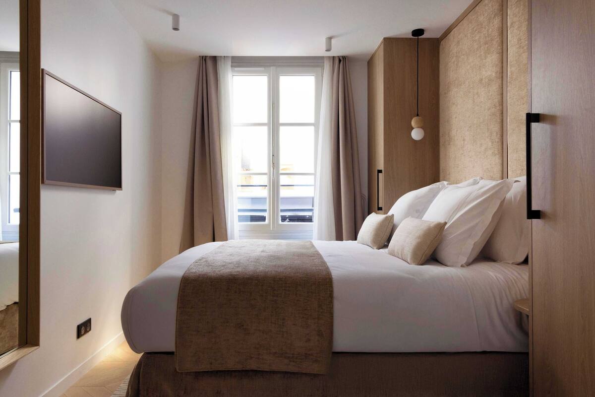 Junior Apartment | Blackout drapes, iron/ironing board, WiFi (free)