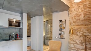 A modern kitchen with white cabinets, a built-in oven, and a coffee machine. - Apartment 'La Cantina' with Sea View, Shared Garden and Wi-Fi (Imperia)