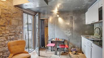 Kühlschrank, Mikrowelle, Ofen, Herdplatte