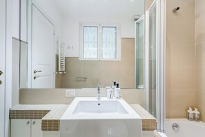 Apartment, 2 Bedrooms, Non Smoking | Bathroom | Hair dryer, towels, toilet paper