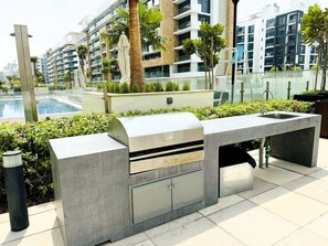 Terrace/patio - Burj Khalifa View - Pool, Gym - 10 Min To Downtown (Meydan Dubai)