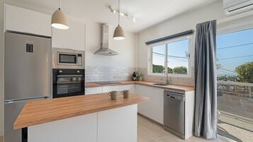 Een koelkast, een magnetron, een oven, een kookplaat