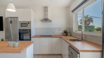 Een koelkast, een magnetron, een oven, een kookplaat