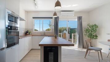 Een koelkast, een microgolfoven, een oven, een kookplaat