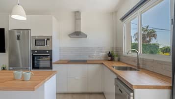 Een koelkast, een magnetron, een oven, een kookplaat