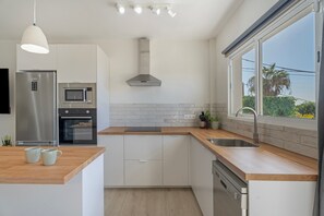 Fridge, microwave, oven, stovetop - Vacation 'The Ma' with Sea View, Wi-Fi and Air Conditioning (Adeje)