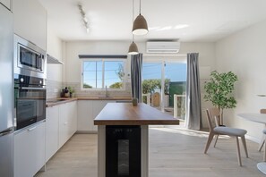 Fridge, microwave, oven, stovetop - Vacation 'The Ma' with Sea View, Wi-Fi and Air Conditioning (Adeje)