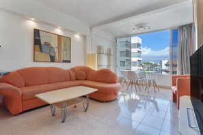 TV - Vacation Apartment 'Apartamento Yumbo Atlantis' with Shared Pool, Shared Garden and Wi-Fi (San Bartolomé de Tirajana)