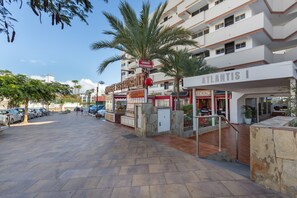 Exterior - Vacation Apartment 'Apartamento Yumbo Atlantis' with Shared Pool, Shared Garden and Wi-Fi (San Bartolomé de Tirajana)