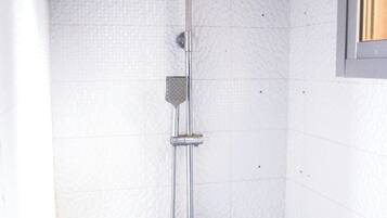 Dusch, handdukar, tvÄl och toalettpapper