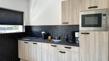 Réfrigérateur, micro-ondes, plaque de cuisson, lave-vaisselle