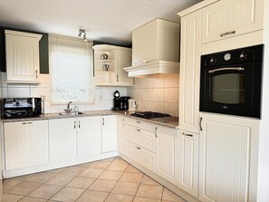 Kjøleskap, ovn, kokeplater og oppvaskmaskin