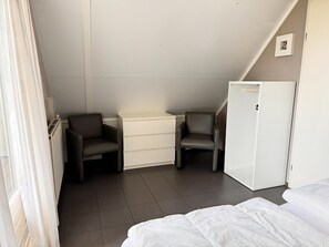 2 bedrooms, iron/ironing board, free WiFi - 3 bedroom accommodation in Callantsoog (Callantsoog)