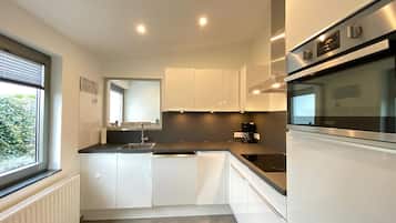 Een koelkast, een oven, een kookplaat, een vaatwasser