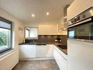 Een koelkast, een oven, een kookplaat, een vaatwasser