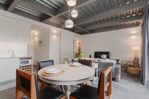 Un interior moderno con comedor, cocina y sala de estar.