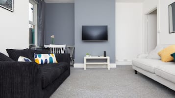 City Townhome, 4 Bedrooms, Kitchen, Garden View | Living area