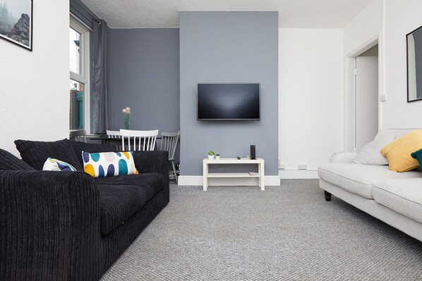 City Townhome, 4 Bedrooms, Kitchen, Garden View | Living area - 4 Bed Derby House - Long Stays- Parking (Derby)