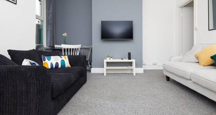 4 Bed Derby House - Long Stays- Parking