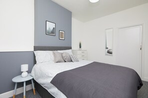 City Townhome, 4 Bedrooms, Kitchen, Garden View | 4 bedrooms, blackout drapes, iron/ironing board, free WiFi - 4 Bed Derby House - Long Stays- Parking (Derby)