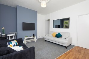 City Townhome, 4 Bedrooms, Kitchen, Garden View | Living area - 4 Bed Derby House - Long Stays- Parking (Derby)