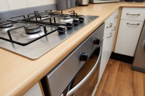 City Townhome, 4 Bedrooms, Kitchen, Garden View | Private kitchen | Full-size fridge, microwave, stovetop, electric kettle - 4 Bed Derby House - Long Stays- Parking (Derby)