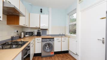 City Townhome, 4 Bedrooms, Kitchen, Garden View | Private kitchen | Full-sized fridge, microwave, stovetop, electric kettle