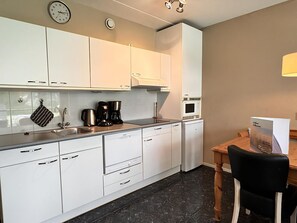 Fridge, stovetop, dishwasher, toaster