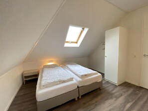 3 bedrooms, iron/ironing board, travel cot, free WiFi - 3 bedroom accommodation in Callantsoog (Callantsoog)