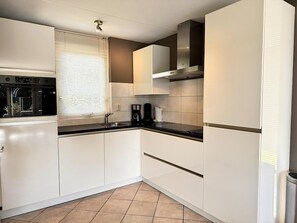 Kjøleskap, ovn, kokeplater og oppvaskmaskin