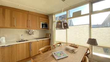 Een vaatwasser, een broodrooster, eettafels