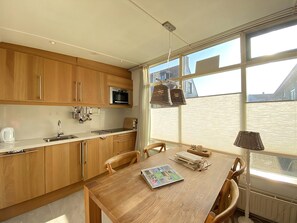 Astianpesukone, leivänpaahdin, ruokailupöytä