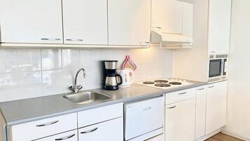 Een koelkast, een magnetron, een kookplaat, een vaatwasser