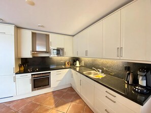 Kühlschrank, Ofen, Herdplatte, Geschirrspüler